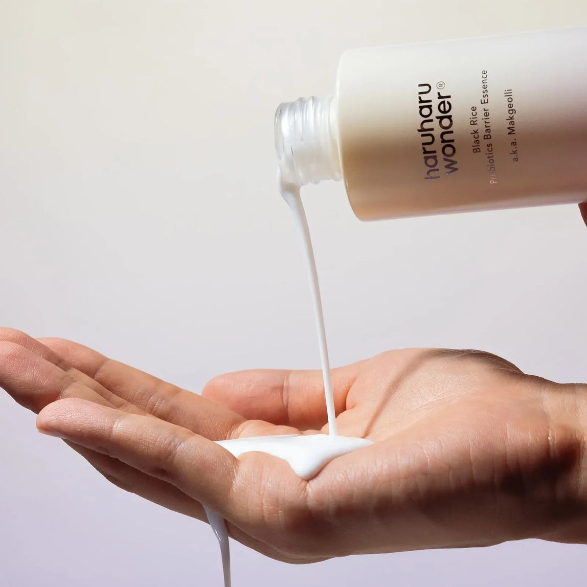 Haruharu Wonder Black Esencia de barrera de probióticos de arroz 120ml — Imagen del producto 4